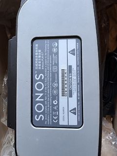 Rückseite eines Sonos-Geräts mit Typenbezeichnung