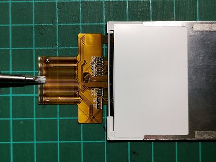 Flexbandkabel eines Displays auf Schneidematte