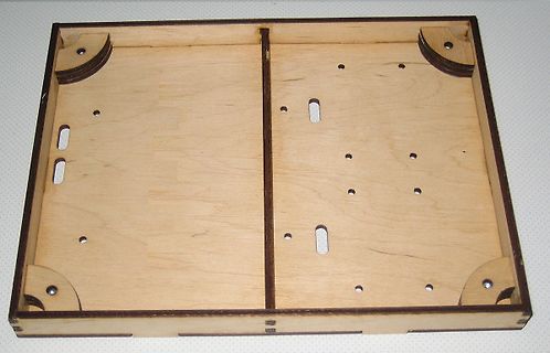 Holzkiste mit Aussparungen