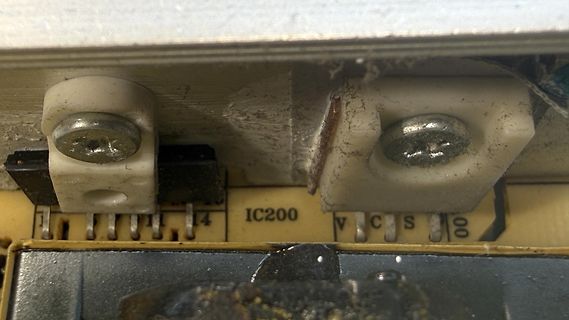 Nahaufnahme einer Leiterplatte mit Bauteil IC200