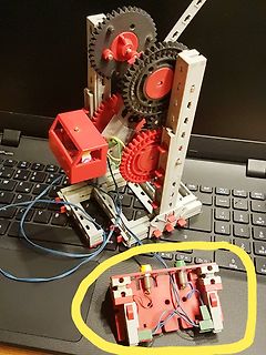 Mechanischer Getriebeaufbau auf Laptop-Tastatur
