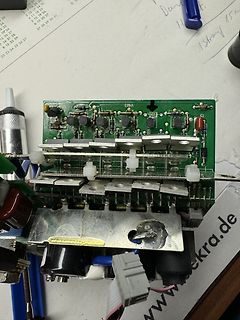 Geöffnete Elektronik mit Leiterplatte und Bauteilen