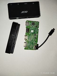 Zerlegtes Acer Gerät mit Leiterplatte und Gehäuse