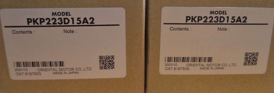 Zwei Etiketten von Oriental Motor Produkten