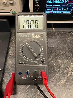 Digitales Multimeter auf Tisch