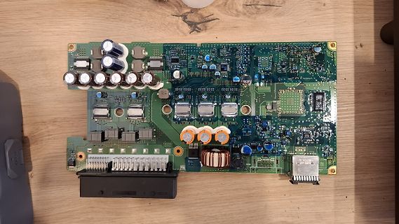Foto einer Leiterplatte mit elektronischen Bauteilen