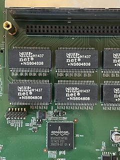Nahaufnahme einer Leiterplatte mit Net® Speicherchips