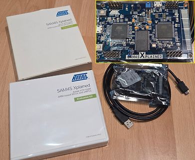 Atmel SAM4S Xplained Evaluation Kit mit Verpackung und Platine