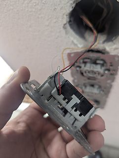 Ausgebaute Steckdose mit losen Kabeln