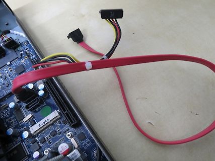 Leiterplatte mit roten Kabeln und Steckverbindern