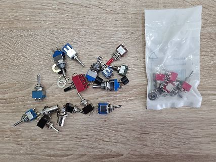 Diverse Drehschalter auf Holzuntergrund