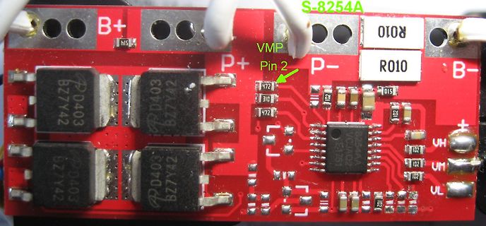 Rote Leiterplatte mit MOSFETs und IC