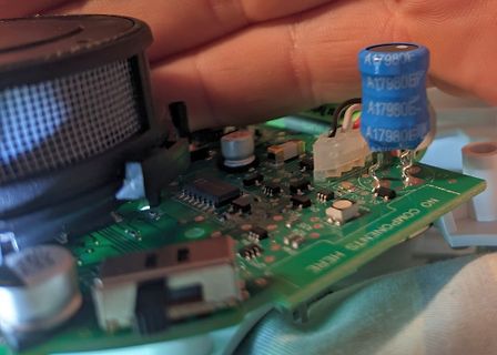 Nahaufnahme einer Leiterplatte mit Elektrolytkondensator und Lautsprecher