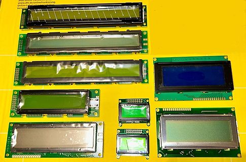 Verschiedene LCD-Module auf gelbem Untergrund