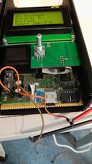 Offener Prototyp mit LCD-Display und Leiterplatten