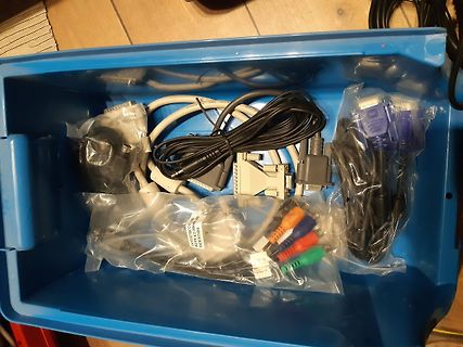 Kabel und Adapter in einer blauen Box