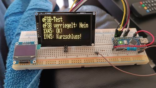 Aufbau mit Breadboard, LCD-Display und Mikrocontroller