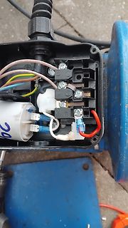 Offene Anschlussdose mit elektrischer Verdrahtung