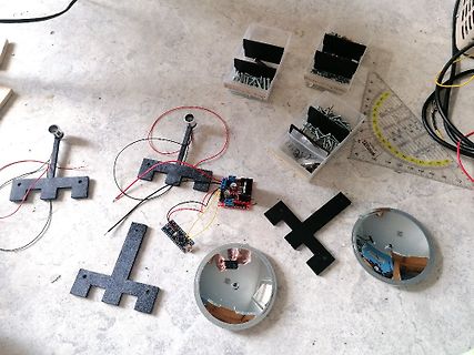 Elektronikbauteile, Platinen und Spiegel auf Tisch