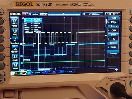 Abfotografierter Bildschirm eines Rigol DS1054Z Oszilloskops
