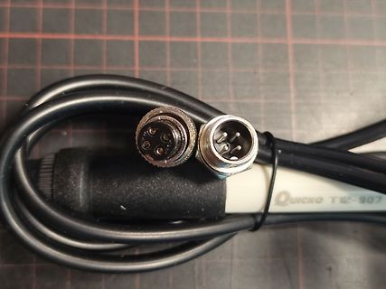 Stecker eines Quikko T12-907 Lötkolbens