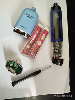 Zerlegte E-Zigaretten und Werkzeug
