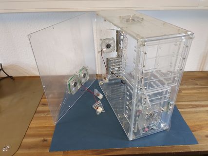 Transparentes Gehäuse mit Elektronikkomponenten und Lüftern