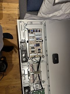 Innenansicht eines geöffneten elektronischen Geräts