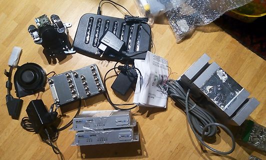 Verschiedene Elektronikkomponenten und Netzteile auf Holztisch