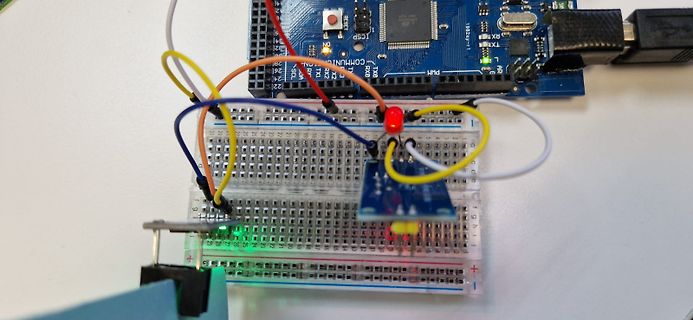Arduino mit Breadboard-Aufbau und LED