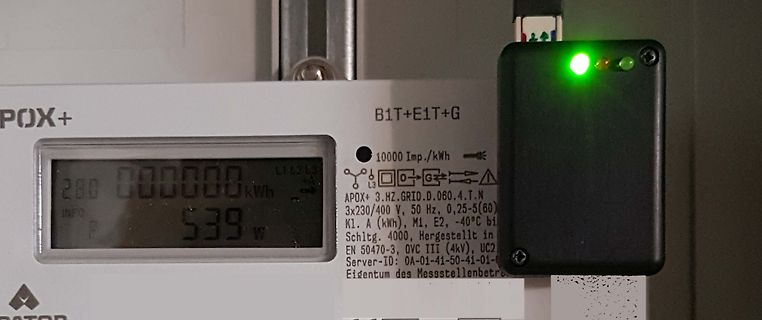 Stromzähler mit Display und Messgerät