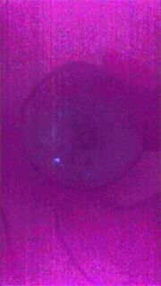 Unkenntliches, violettes Bild mit Rauschen