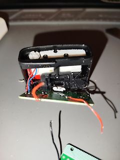 Zerlegtes elektronisches Gerät mit Leiterplatte und Kabeln