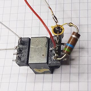 Freiverdrahteter Aufbau mit Transistor und Widerstand