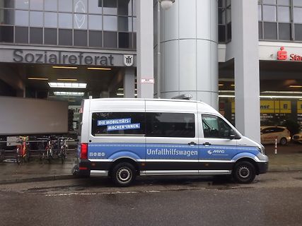 Weißer Unfallhilfswagen vor einem Gebäude