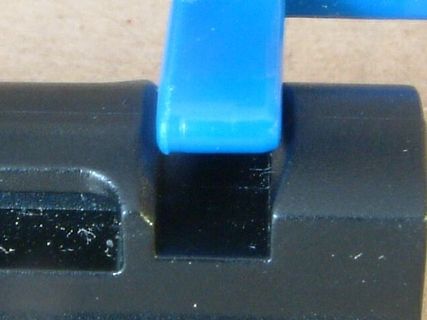 Nahaufnahme eines blauen Kunststoffhebels an Gehäuse