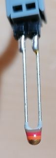 Nahaufnahme eines elektronischen Bauteils mit Metallbeinen