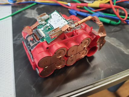 Geöffnetes Akkugehäuse mit Platine und Kupferkontakten