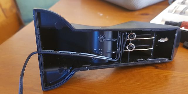 Innenansicht eines schwarzen Kunststoffgehäuses mit Kabeln