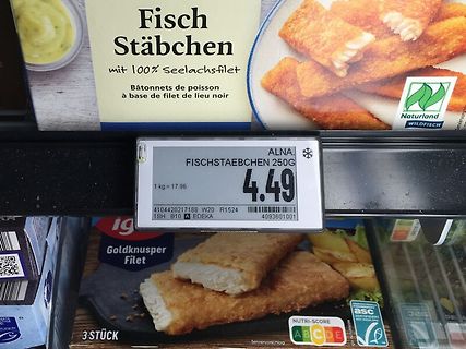 Preisschild für Fischstäbchen im Supermarkt