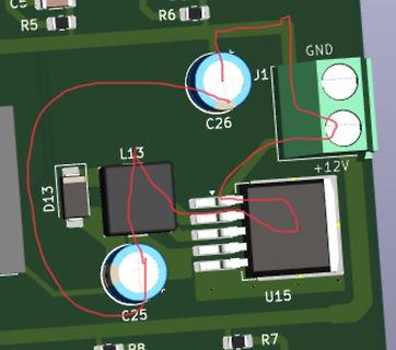 PCB-Layout mit Bauteilbeschriftungen und roten Markierungen