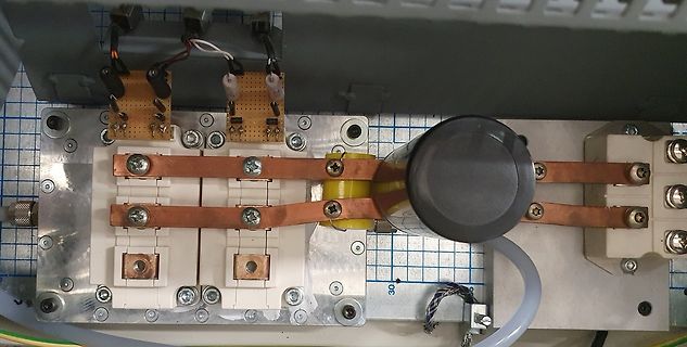 Elektrischer Aufbau mit Kupferlaschen und Kondensator