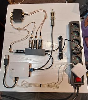 Elektronik-Aufbau mit SMA-Verbindungen und Netzteilen