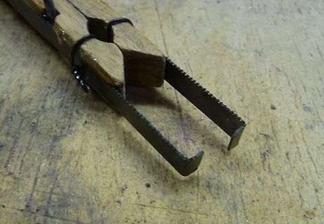 Holzzange mit Metallgreifern