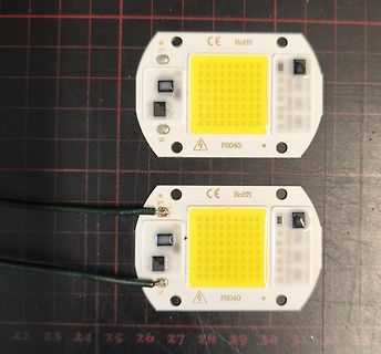 Zwei LED-Module mit Kabeln