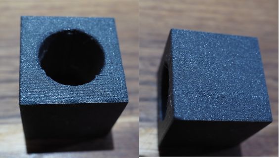Schwarzer 3D-gedruckter Würfel mit Loch