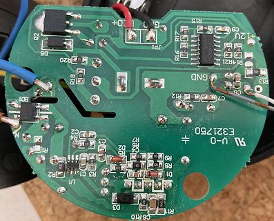 Foto einer grünen Leiterplatte mit elektronischen Bauteilen