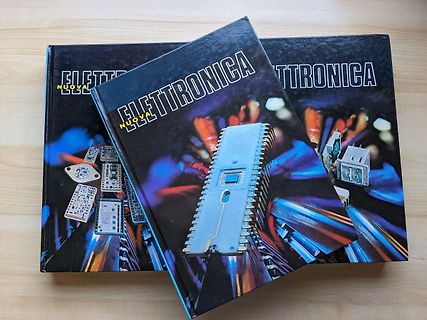 Zwei Bücher über Elektronik auf einem Holztisch