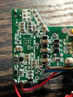 Bestückte grüne Leiterplatte mit elektronischen Bauteilen