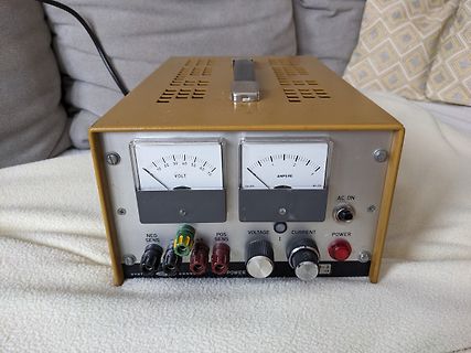 Labornetzteil mit Analoganzeigen
